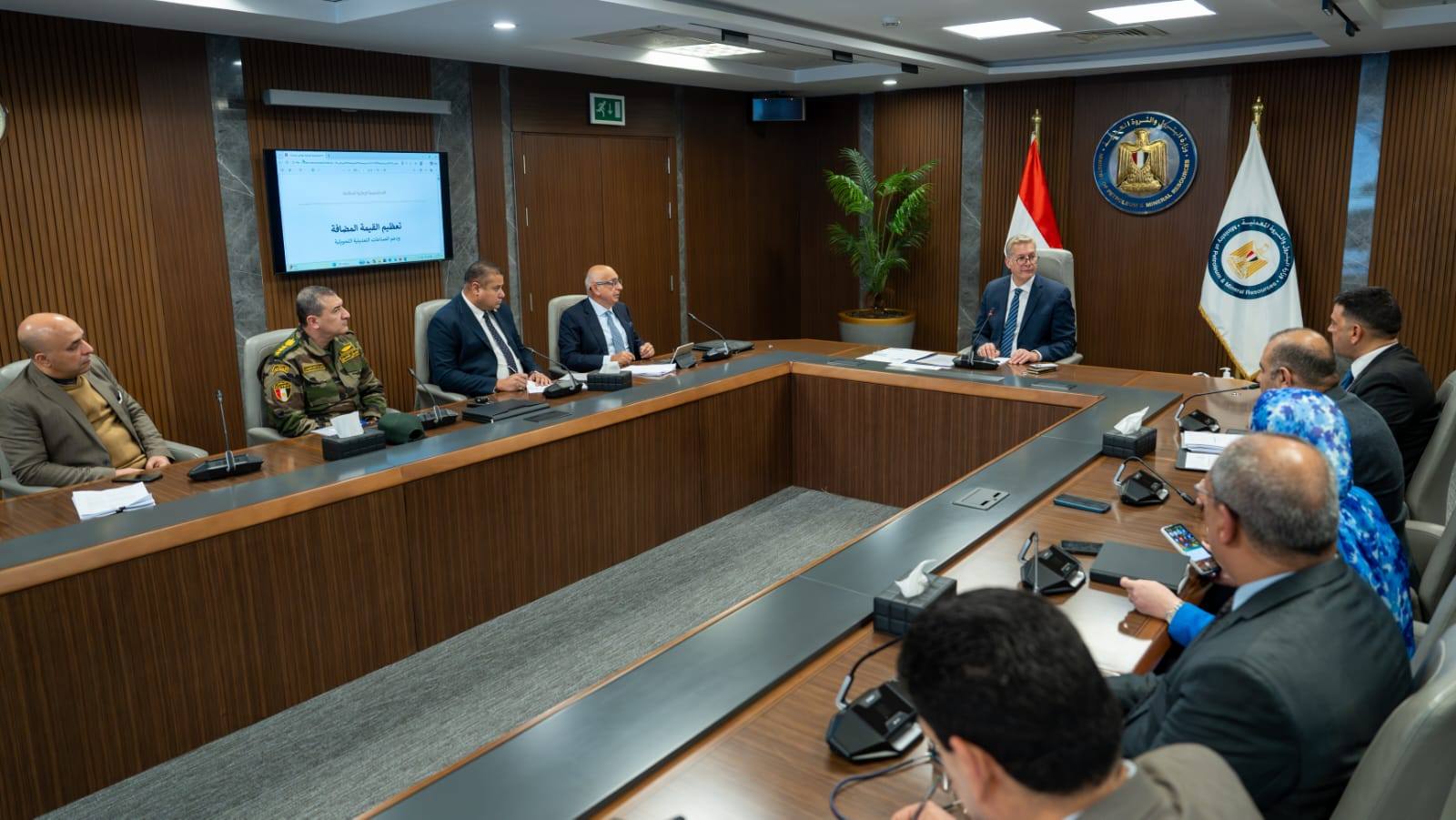 وزير البترول يبحث آلية تنفيذ المسح الجوي الشامل للمعادن في مصر