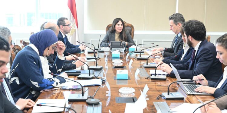 "الإسكان" تبحث مع "الأوروبي لإعادة الإعمار" تعزيز التعاون في مشروعات التنمية