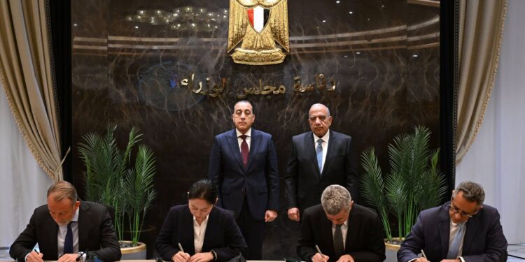 الحكومة توقع اتفاقيات مع القطاع الخاص في مجال الطاقة المتجددة