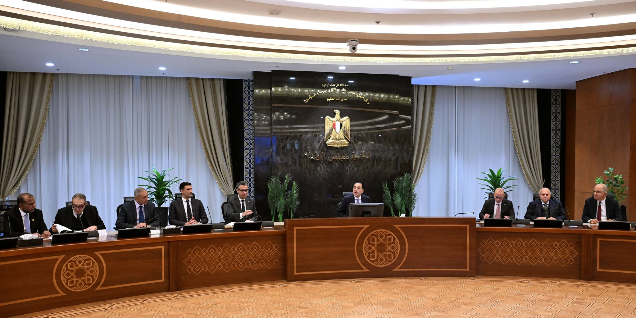 رئيس الوزراء يعقد اجتماعاً مع رؤساء الغرف الصناعية والتجارية