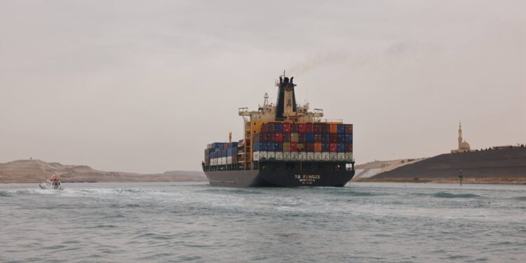 اليوم.. 39 سفينة تعبر "قناة السويس" بحمولات 1.6 مليون طن