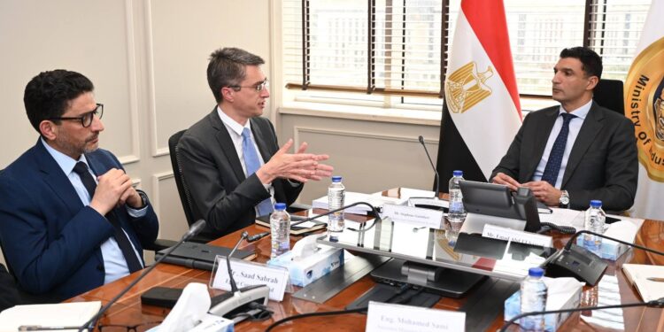 الحكومة تبحث دعم البنك الدولي و"IFC" للمشروعات الصناعية في مصر