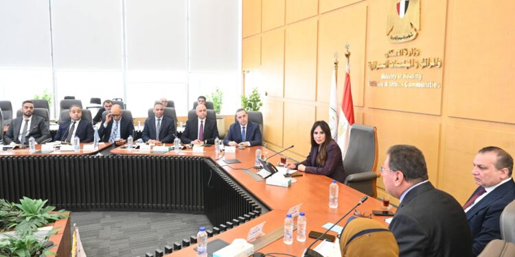 "الإسكان" تبحث مع غرفة التطوير العقاري تعزيز التعاون المشترك