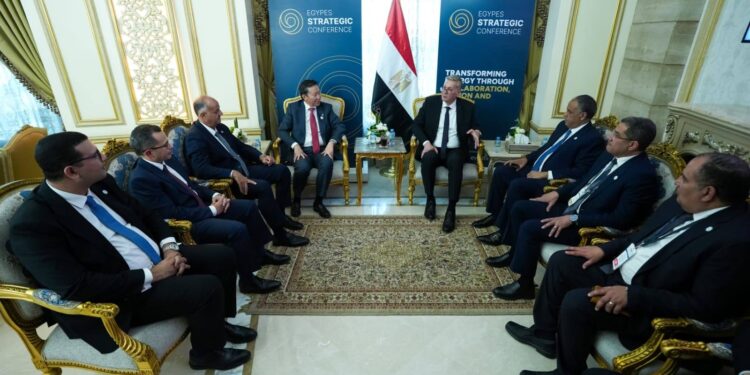 "البترول" تبحث خطط "بي بي" للتوسع في مصر