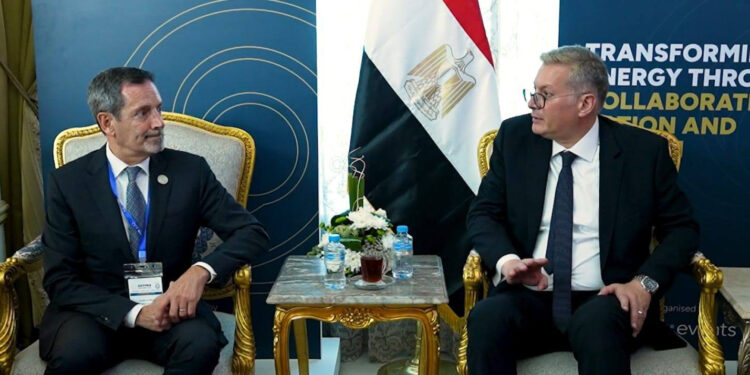 "البترول" تبحث تعزيز التعاون مع "شلمبرجير" في تطبيق الحفر الأفقي لزيادة الإنتاج