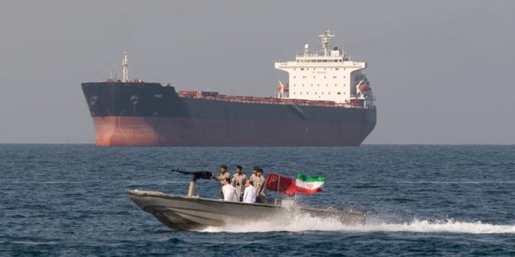 أمريكا تطلق برنامج لتأمين ناقلات النفط في مضيق هرمز بـ20 مليار دولار