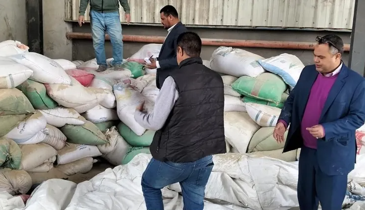 “الزراعة”: التحفظ على 25 طن أعلاف مجهولة المصدر ومنتهية الصلاحية