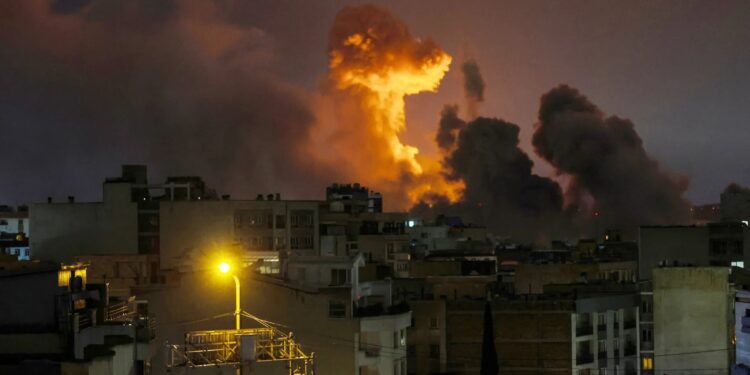 الحوثيون يشنون أول هجوم على إسرائيل منذ اندلاع حرب إيران