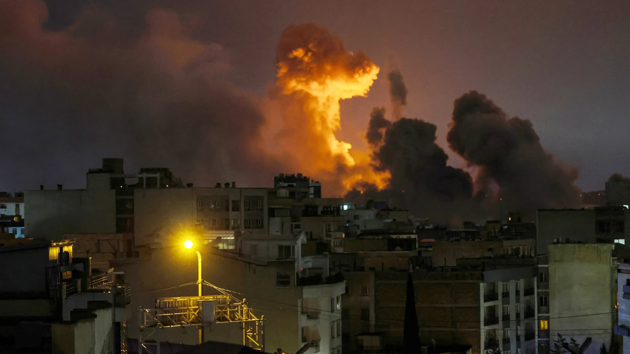 الحوثيون يشنون أول هجوم على إسرائيل منذ اندلاع حرب إيران