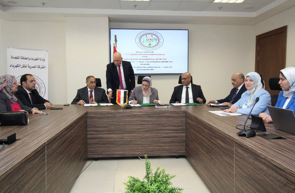 «نقل الكهرباء» توقع عقدًا لتنفيذ خطوط ربط لمشروعات طاقة الرياح بقدرة 1100 ميجاوات