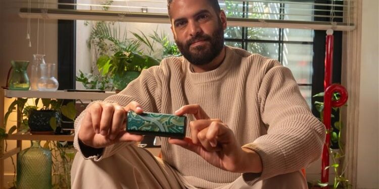 IQOS تتعاون مع الفنان المصري محمد طلايع لتقديم تجربة فنية مبتكرة