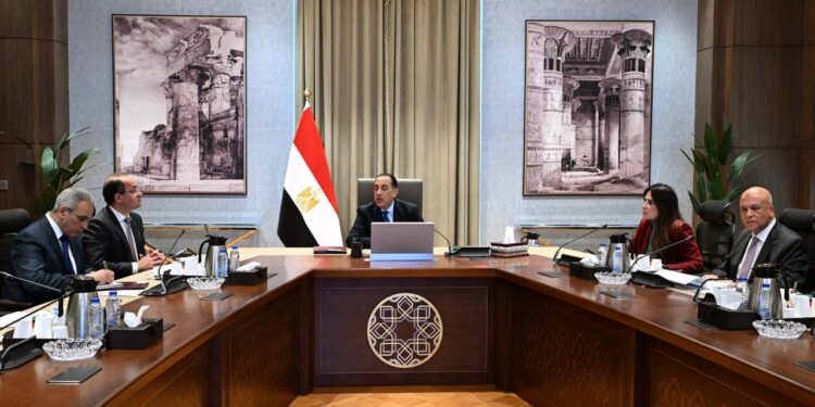 رئيس الوزراء يتابع خطط التوسع في مشروعات تحلية المياه وطرحها أمام القطاع الخاص