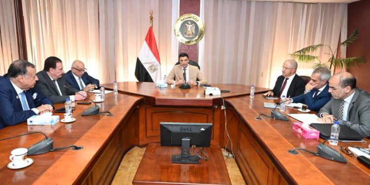 الحكومة تناقش تحديات قطاع الصناعات التعدينية في مصر