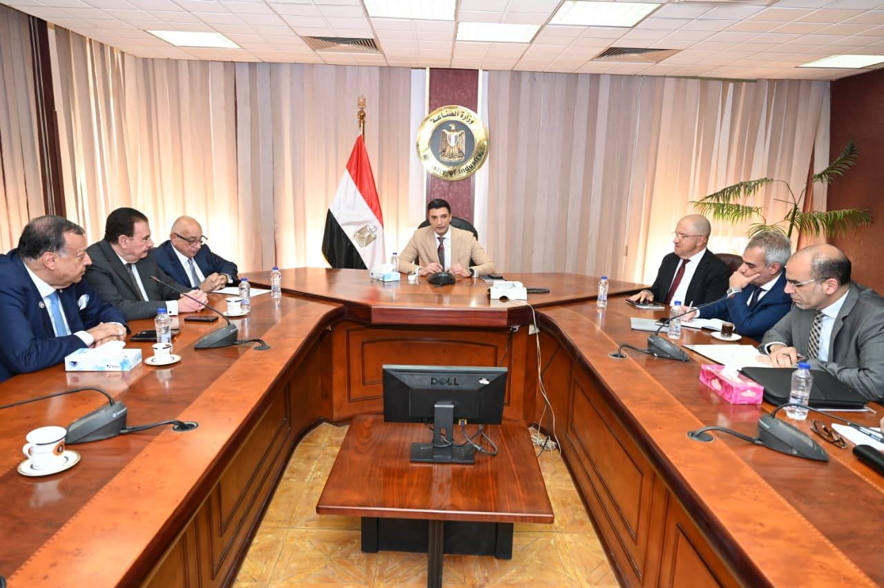 الحكومة تناقش تحديات قطاع الصناعات التعدينية في مصر