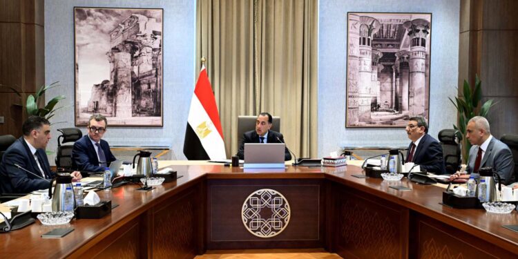 رئيس الوزراء يتابع الموقف المالي لهيئة الشراء الموحد وسداد مستحقات الشركات