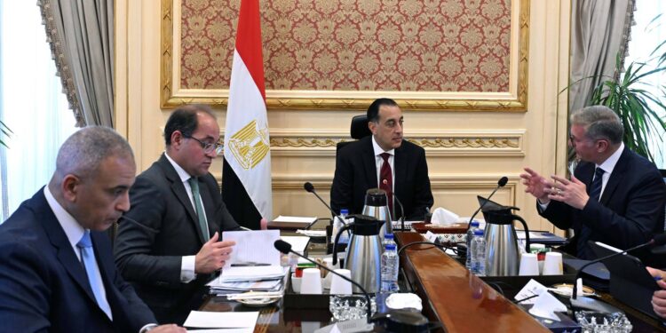 رئيس الوزراء يتابع موقف توفير التمويل اللازم لتكوين مخزون منتجات بترولية استراتيجي