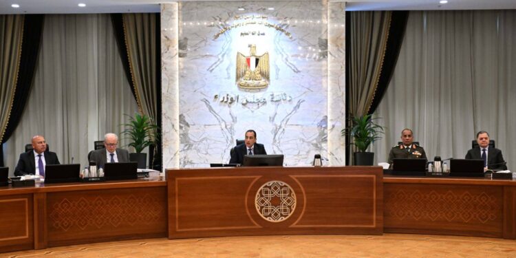 رئيس الوزراء: تنسيق مع "المركزي" لإتاحة الموارد الدولارية لتوفير السلع والمنتجات البترولية