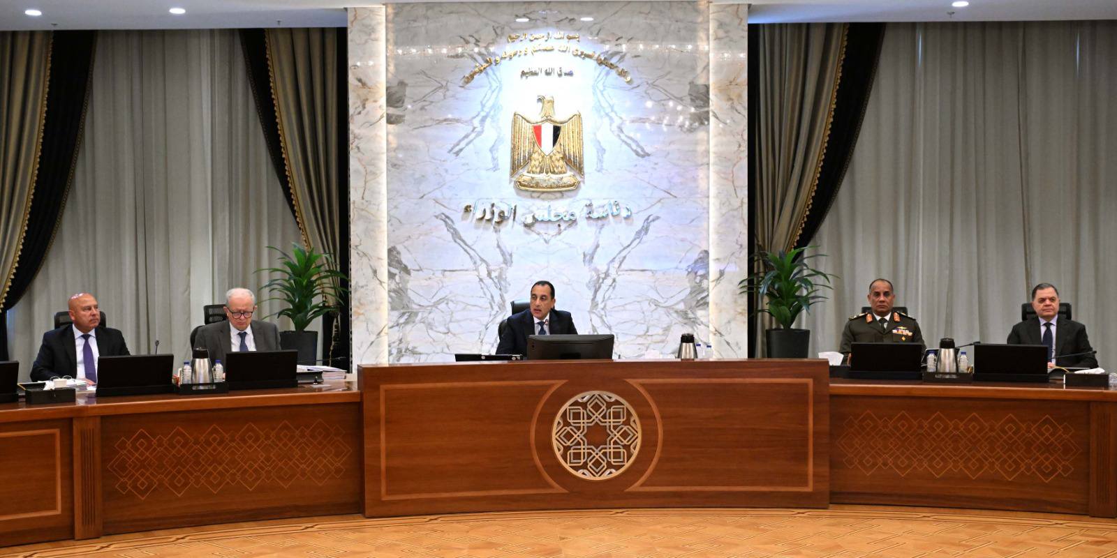 رئيس الوزراء: تنسيق مع "المركزي" لإتاحة الموارد الدولارية لتوفير السلع والمنتجات البترولية