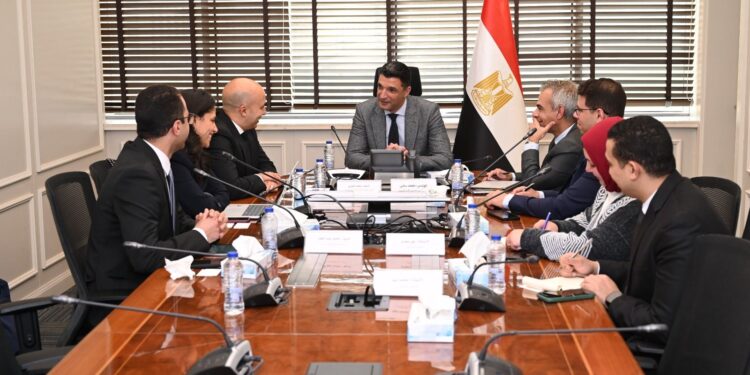 وزير الصناعة يبحث خطط تعزيز استثمارات "لوريال لمستحضرات التجميل" في مصر