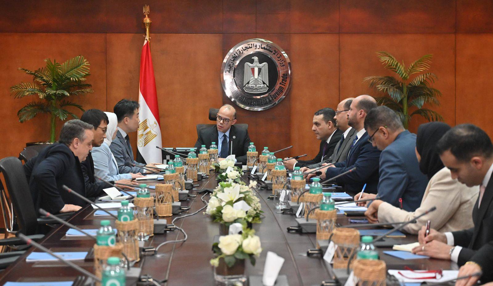 وزير الاستثمار يبحث مع قيادات «سامسونج» و«إل جى» خطط التوسع