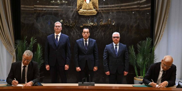 شراكة بين "إندوراما" و"فوسفات مصر" لإنشاء مصنع للأسمدة بـ"اقتصادية القناة"