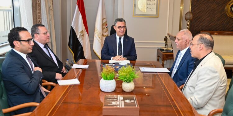 وزير التموين يبحث تعزيز كفاءة منظومة "البدالين"