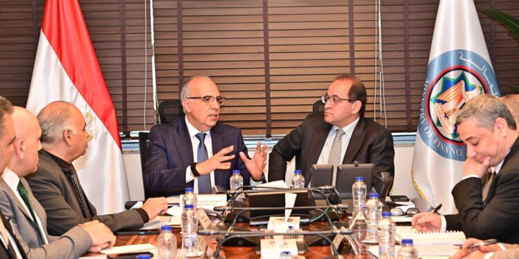 الحكومة تبحث تمويل مشروعات التحول لأنظمة الري الحديث