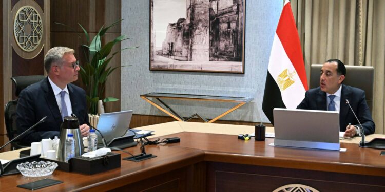 الحكومة تعتزم طرح 10 شركات بترول تابعة في البورصة المصرية