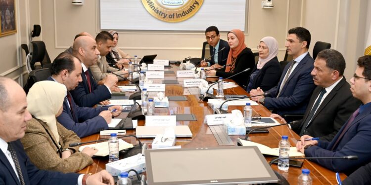 الحكومة تبحث ترخيص عمل الأجانب وتطوير التدريب المهني بالقطاع الصناعي