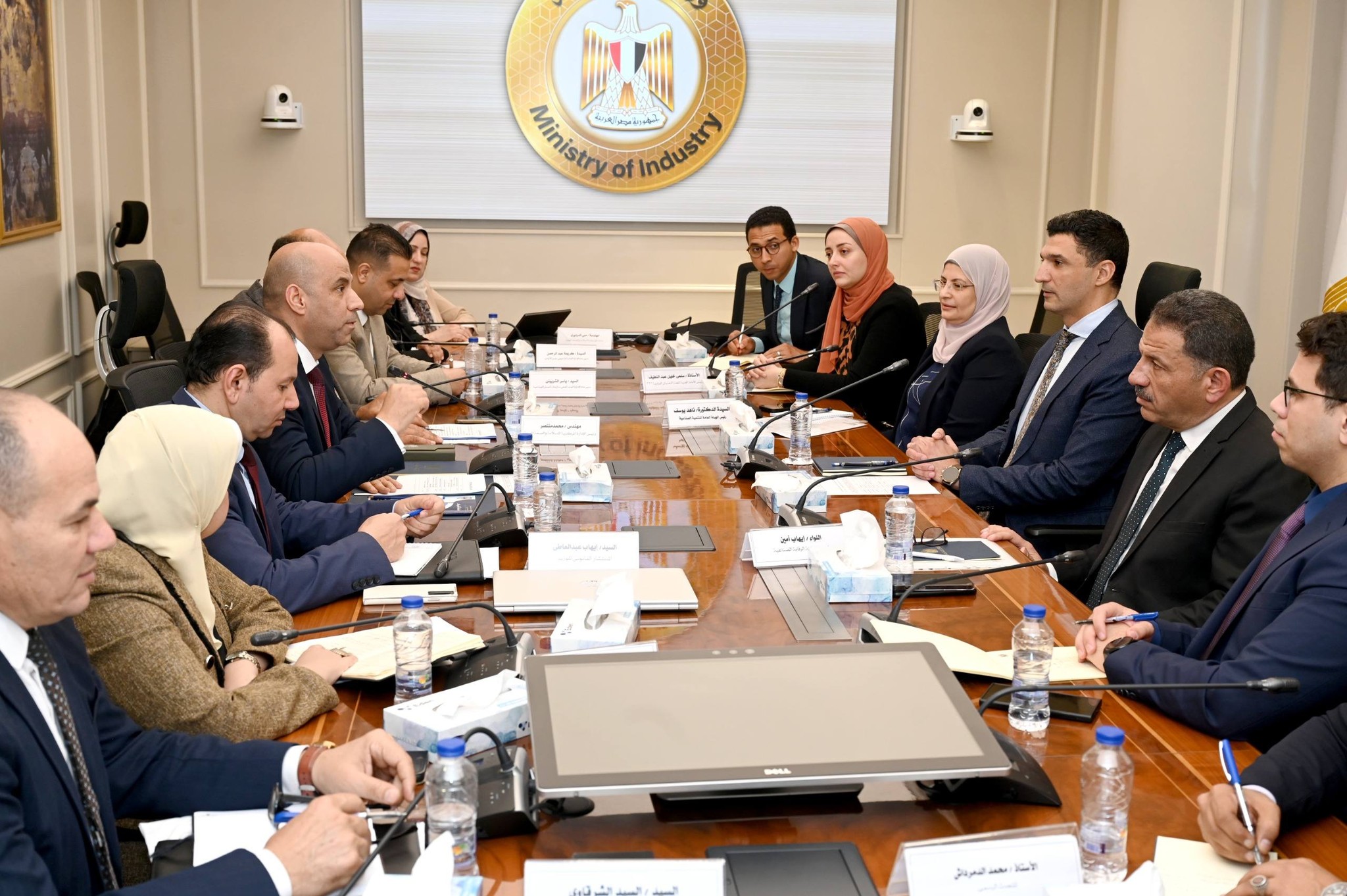 الحكومة تبحث ترخيص عمل الأجانب وتطوير التدريب المهني بالقطاع الصناعي