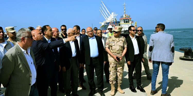 رئيس الوزراء يتفقد مشروع تطوير ميناء العريش البحري