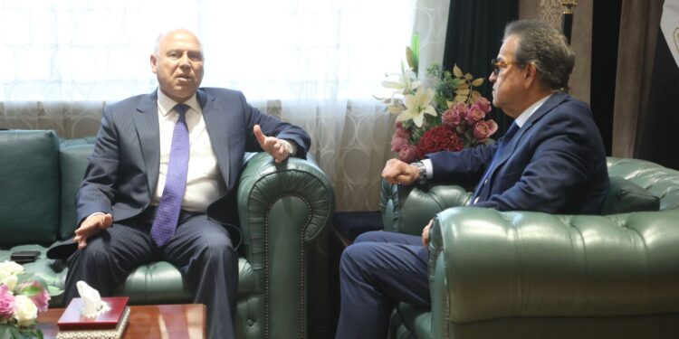 الحكومة تبحث تيسير عمليات نقل المواد الخام والأدوية من الموانئ