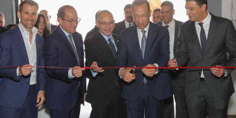 وزير الاتصالات يفتتح أكبر مركز توزيع لـ"طلبات" في الشرق الأوسط