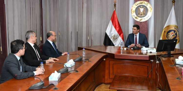 "الصناعة" تبحث الخطط التوسعية لـ"صافولا للأغذية" في مصر