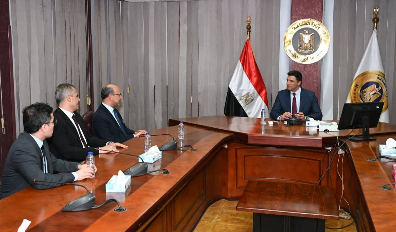 "الصناعة" تبحث الخطط التوسعية لـ"صافولا للأغذية" في مصر