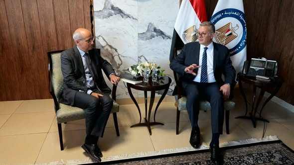 "البترول" تبحث مع "توتال إنرجيز" عودتها للتوسع في استكشاف الغاز بمصر