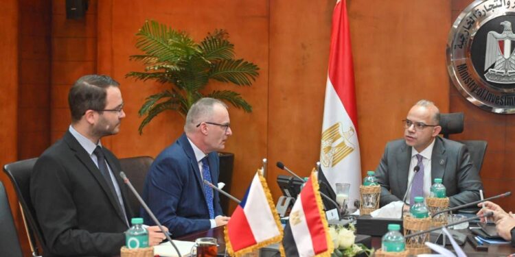 الحكومة تسعى لجذب صناديق الاستثمار والمعاشات التشيكية للسوق المصرية