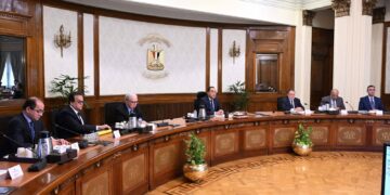 الحكومة توقف العمل بقرار غلق المحال التجارية والعودة للمواعيد الطبيعية