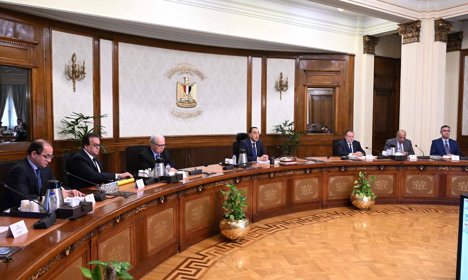 الحكومة توقف العمل بقرار غلق المحال التجارية والعودة للمواعيد الطبيعية