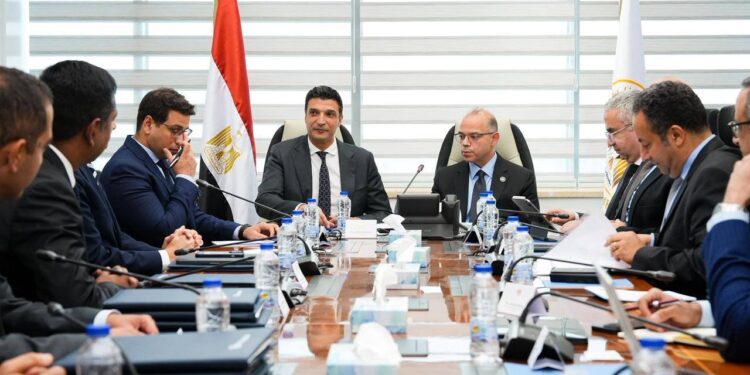 الحكومة تبحث تعزيز التعاون مع 