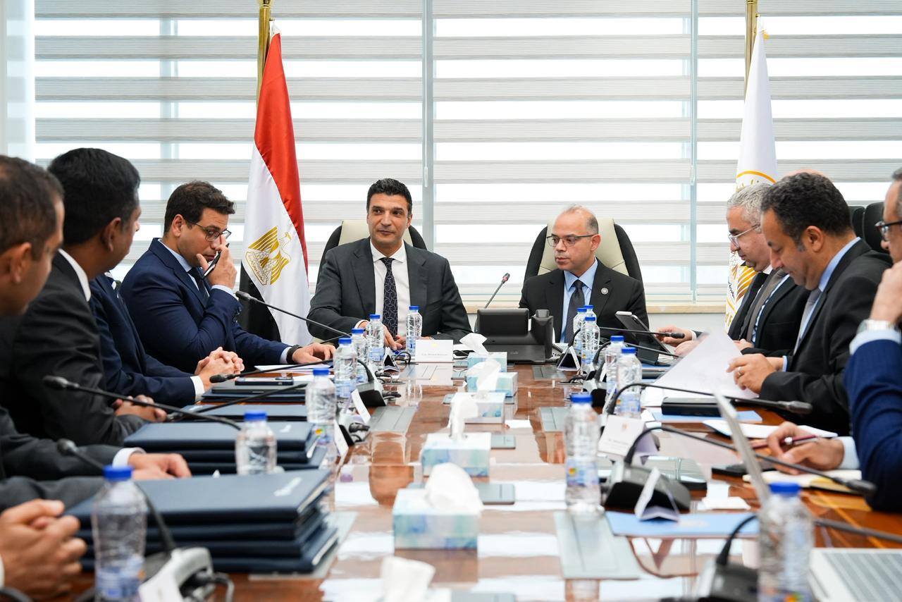 الحكومة تبحث تعزيز التعاون مع "Air Liquide" في مجال الغازات الصناعية