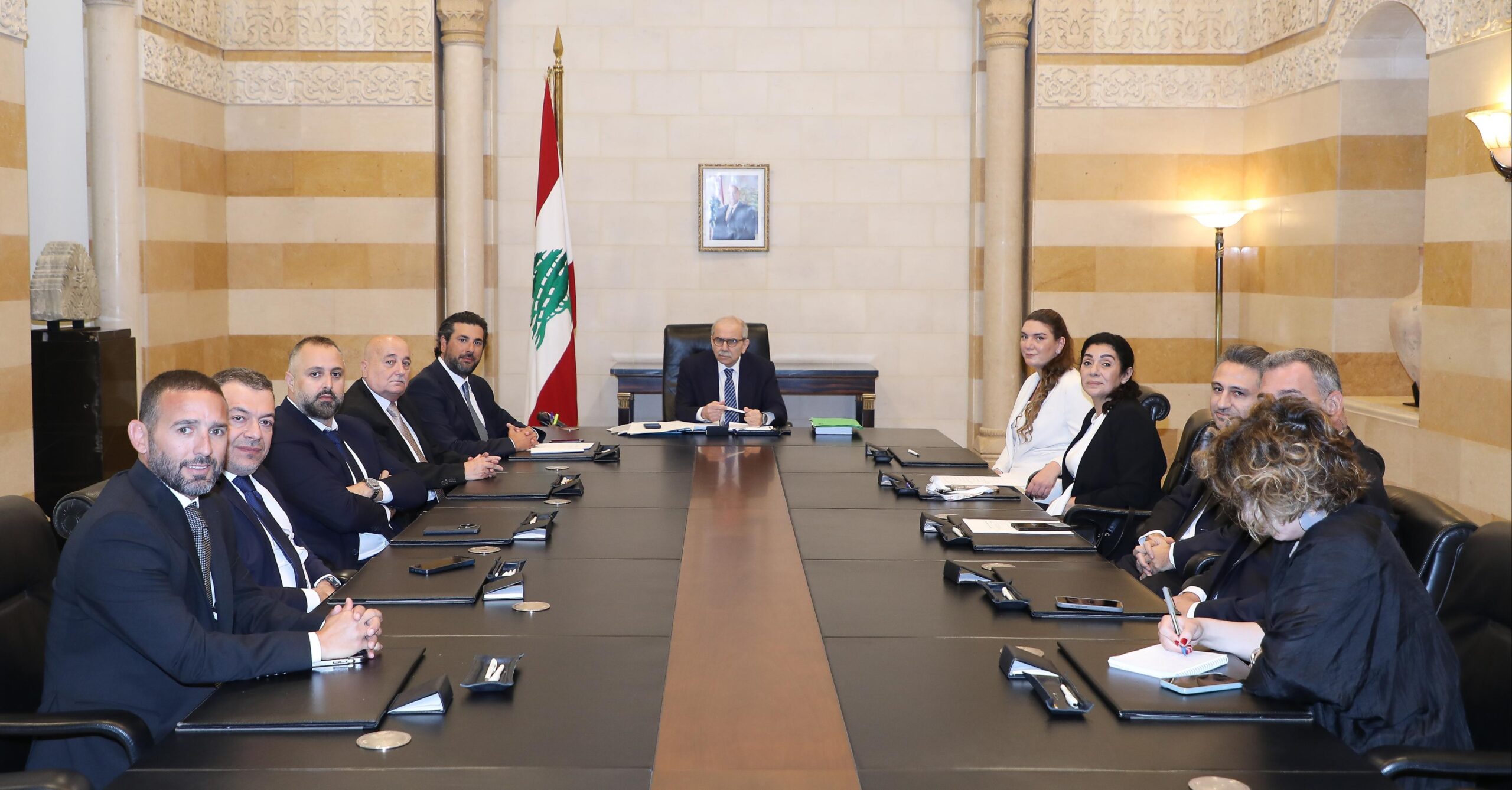 رئيس وزراء لبنان يبحث مع وفد من رجال الأعمال مشروعات الإنماء والنهوض الاقتصادي