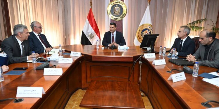 الحكومة تبحث النهوض بقطاع صناعة الأدوية وصادراته الفترة المقبلة