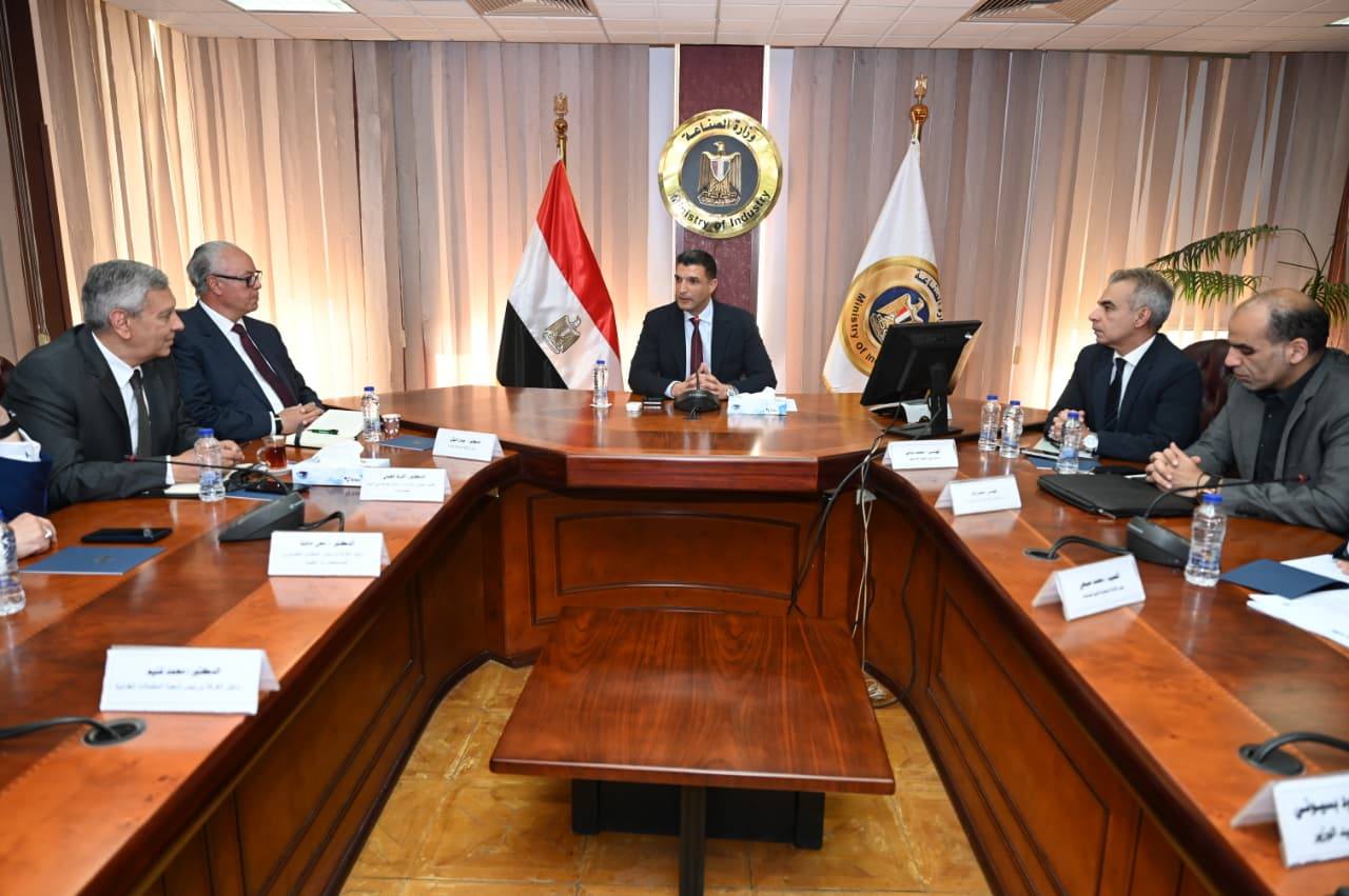 الحكومة تبحث النهوض بقطاع صناعة الأدوية وصادراته الفترة المقبلة