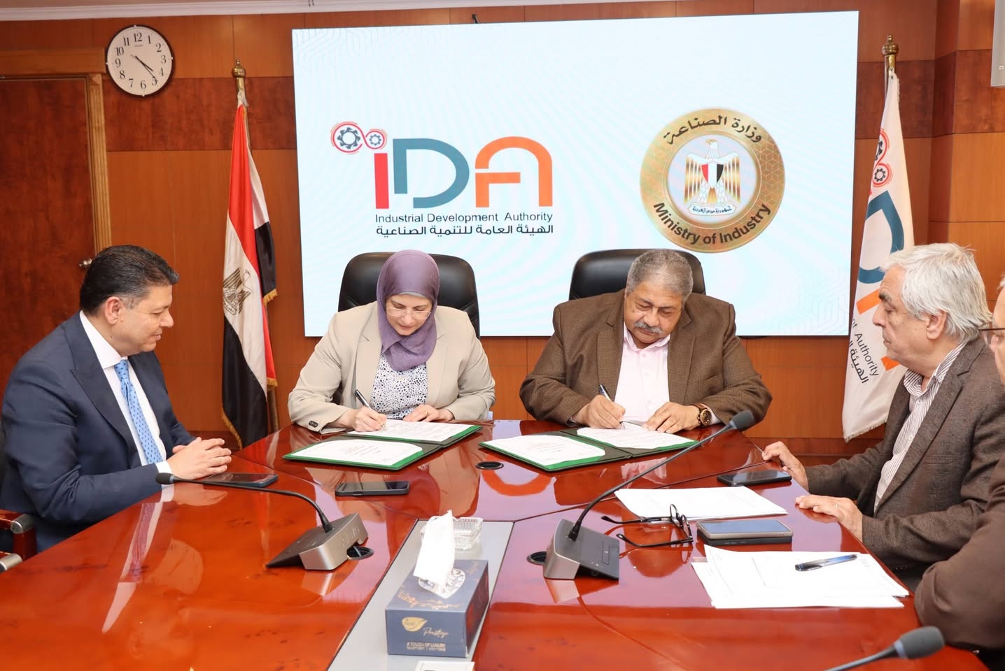 التنمية الصناعية توقع بروتوكول لتطوير مرافق مدينة الجلود بالروبيكى