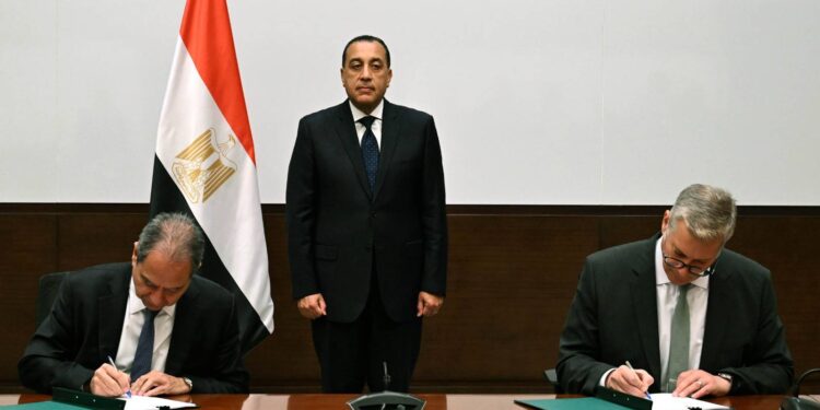 مصر توقع اتفاقية لتأهيل شبكات الغاز اللبنانية