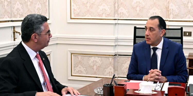 رئيس الوزراء يتابع مع وزير التموين عددا من ملفات العمل