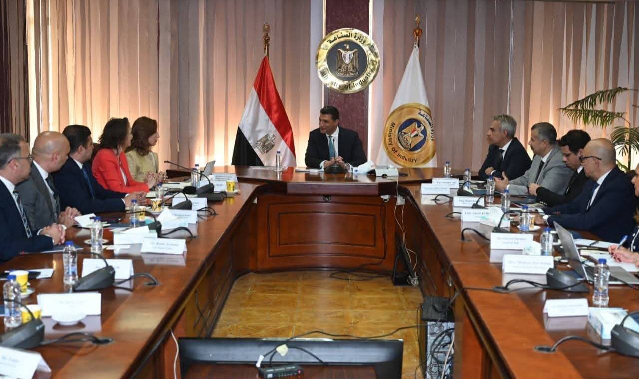 "غوروك" التركية تخطط لتنفيذ مشروع لصناعة المنتجات الزجاجية في مصر