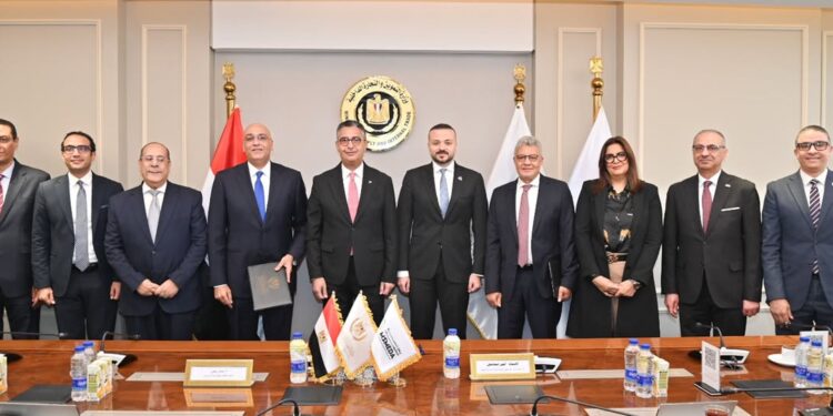 القابضة الغذائية توقع اتفاق مع "تنمية المشروعات" لتحويل المنافذ التموينية إلى "CARRY ON"