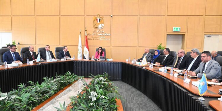 وزيرة الإسكان توجه بطرح الأراضي الشاغرة في المدن الجديدة أمام المستثمرين